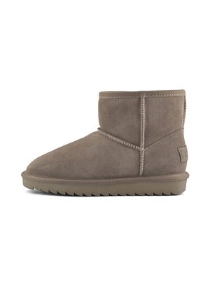 Bottine courte en daim marron avec coutures visibles et semelle rainurée, conçue pour un usage décontracté ou par temps froid.