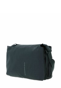 Borsa a tracolla in tessuto grigio scuro con superficie strutturata, dotata di chiusura a zip e tracolla regolabile. Nome del marchio stampato sul lato.