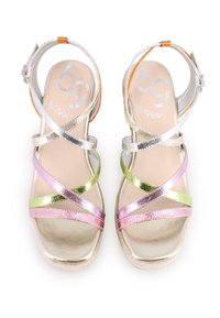 Sandalias metálicas con tiras entrecruzadas en plata, verde, rosa y dorado. Suela de goma con un acabado texturizado y hebilla en el tobillo para mayor soporte.
