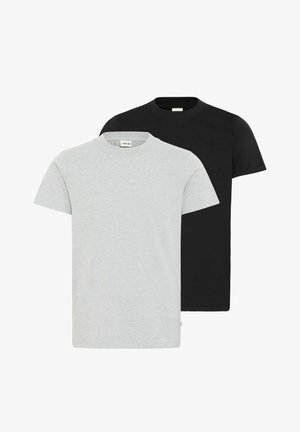 Grå kortærmet t-shirt, grønne shorts, sorte høje sneakers. Simpelt design, blødt stof, afslappet pasform og uden synlige mønstre.