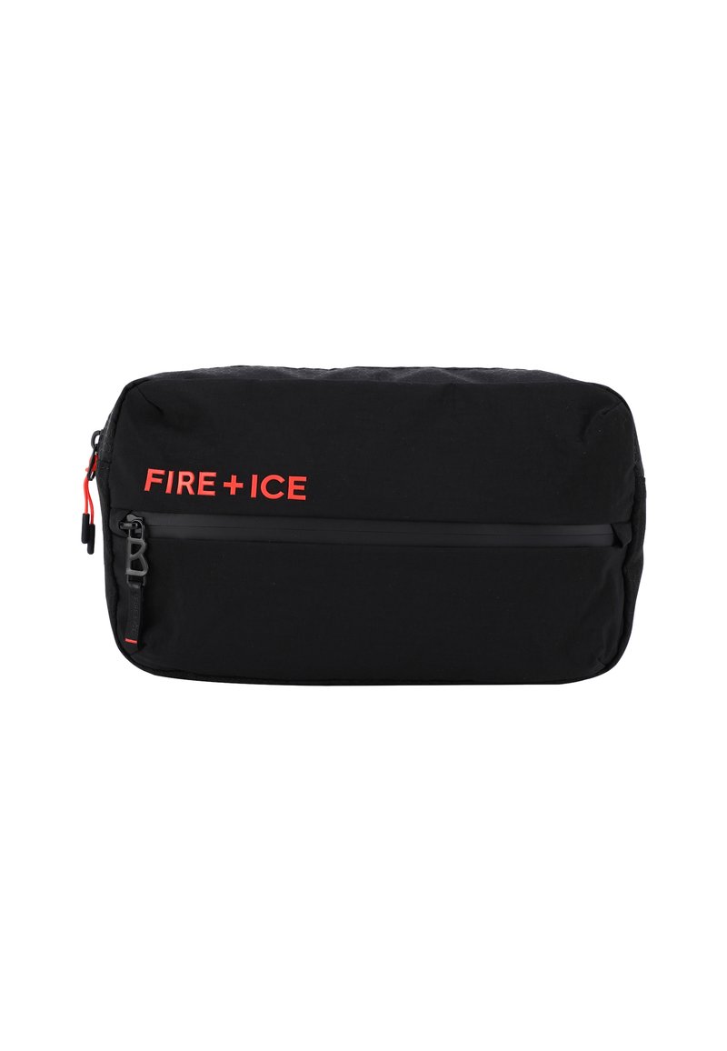 Borsa rettangolare nera con zip, presenta il logo rosso "FIRE + ICE" e dettagli a contrasto, tessuto testurizzato e design minimalista.
