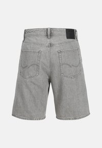 Shorts en denim gris avec une coupe décontractée, dotés d'une taille mi-haute, de cinq poches et de détails de poches arrière cousus.