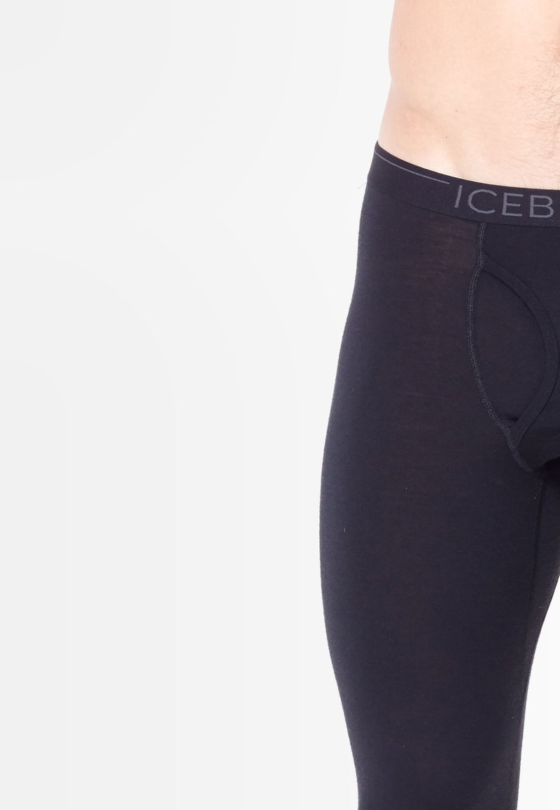 Zwarte thermoleggings gemaakt van een zachte, rekbare stof. Kenmerkt een comfortabele tailleband met het "ICEBREAKER" logo en een ondersteunend ontwerp.