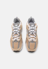 New Balance Sneakers - beige