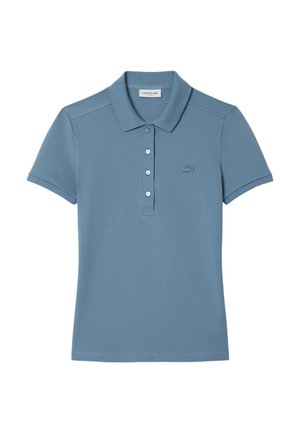 Camisa polo de color azul claro con mangas cortas, tapeta de cuatro botones y un pequeño logo bordado en el lado izquierdo del pecho. Fabricada con tejido transpirable.