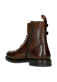 Stivaletto alla caviglia in pelle marrone con punta arrotondata, chiusura frontale con lacci, cerniera laterale e finitura testurizzata. Suola nera con tacco leggero.