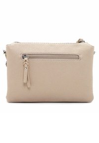 Pochette in pelle beige con superficie texture, dotata di una tasca frontale con zip, chiusura superiore con zip e una tracolla removibile.