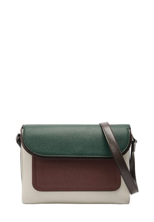 Torebka na ramię z teksturowanym, ciemnozielonym klapą, brązowym frontem i kremowym korpusem; posiada odpinany brązowy pasek.
