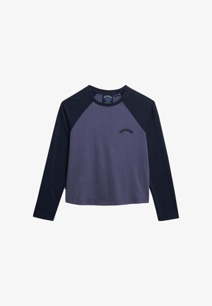 Langærmet trøje med rund hals med navy blå ærmer og lilla krop, med lille "Superdry" tekstlogo på venstre bryst.