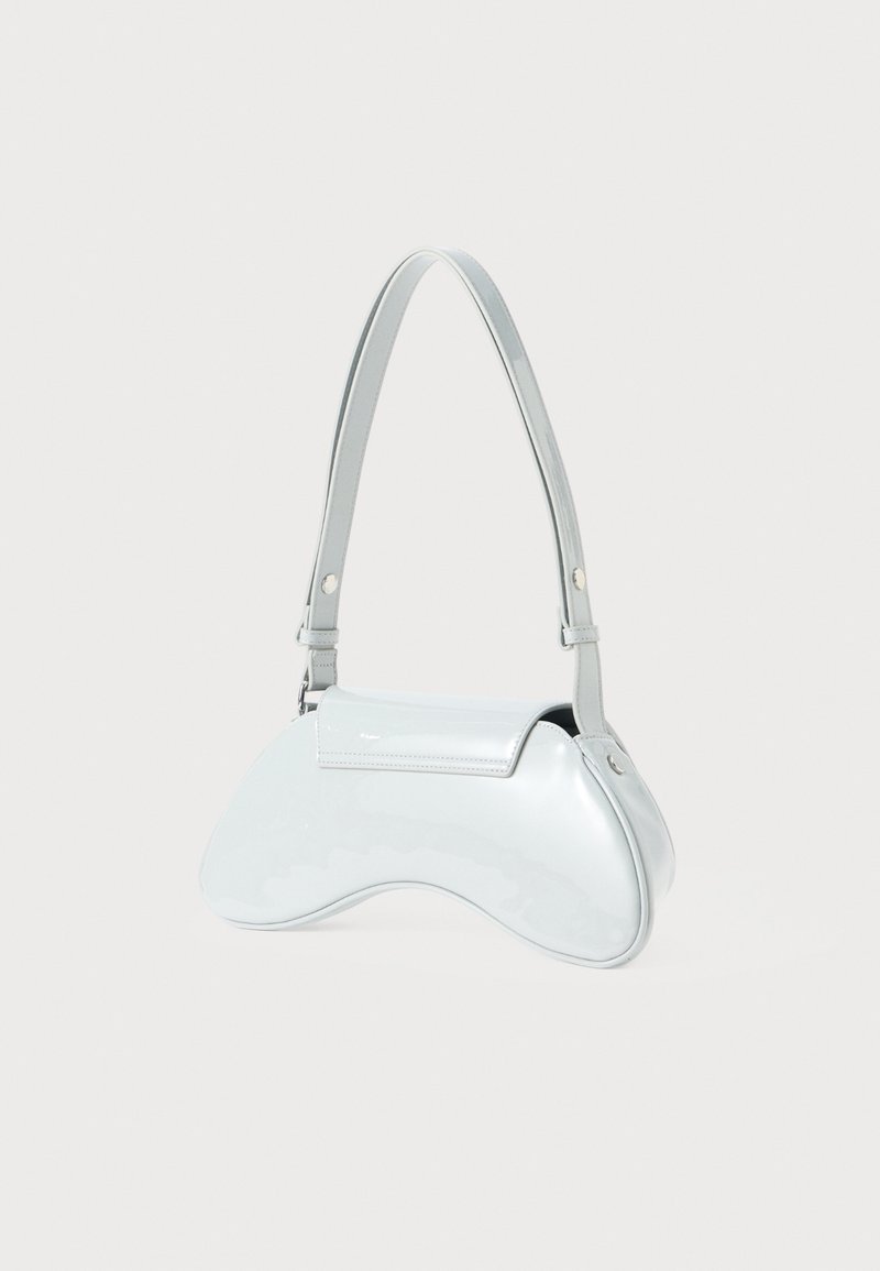 Helleblaue, patentierte Ledertasche mit geschwungener Form, schmalem Schulterriemen und Klappenverschluss. Verfügt über eine glatte, glänzende Textur.