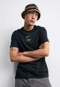 Nike Sportswear TEE - Apdrukāts T-krekls - black