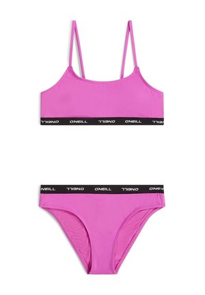 Różowy komplet bikini z topem typu crop z cienkimi ramiączkami oraz dopasowanym dołem, oba z czarnymi taśmami z logo "ONEILL". Gładkie wykończenie tkaniny.