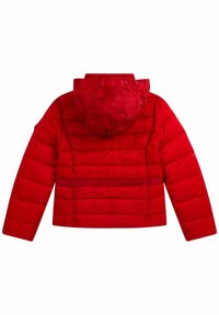 Chaqueta de plumas roja con capucha, que presenta un diseño acolchado y un acabado texturizado. Cintura y puños elásticos para una silueta ajustada.