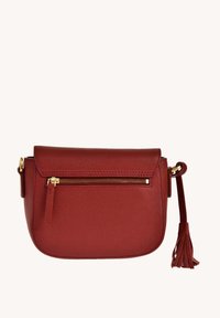 Sac en cuir bordeaux porté travers, avec une surface texturée, des accessoires en métal doré, une poche zippée à l'avant et un accent de frange sur le côté.