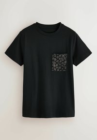 Czarny bawełniany t-shirt z krótkim rękawem, z kieszonką ozdobioną kolorowymi kropkami i gładką fakturą.