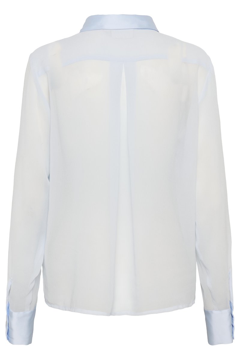 Witte blouse met lange mouwen, achterkant voorzien van een plooi en lichtblauwe kraag en manchetten, gezien vanaf de achterkant.