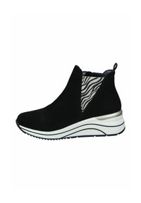 Bottines en suede noir avec un panneau latéral élastique à motif, semelle blanche rembourrée et un accent métallique au talon.