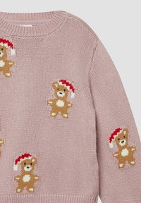 Jasnoróżowy sweter z dzianiny z wieloma rysunkowymi misiami noszącymi czerwone czapki Świętego Mikołaja, z ribbowanym dekoltem i mankietami.