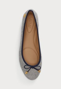 Mule bleumarin cu alb, cu un model elegant, având vârful rotund, o panglică delicată în față și un interior bej cu detalii de cusătură.