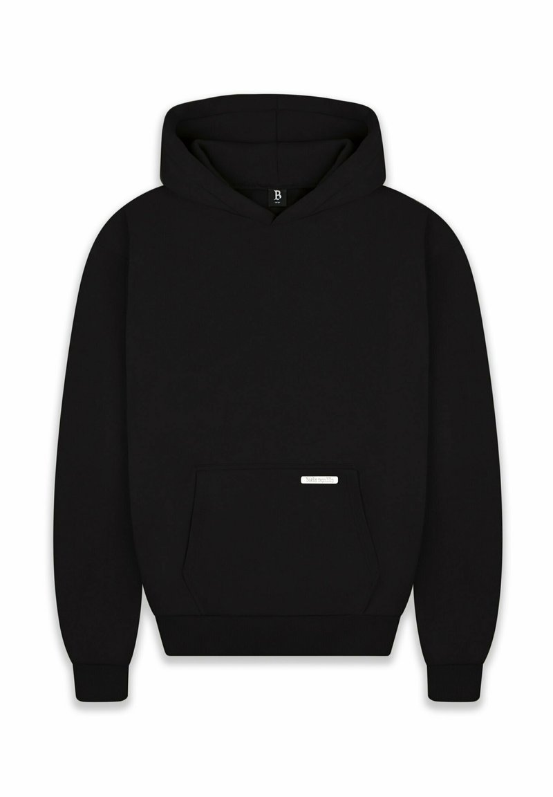 Sweat à capuche noir à enfiler avec poche kangourou devant et petite étiquette blanche rectangulaire au-dessus de la poche, design simple avec poignets et ourlet côtelés.