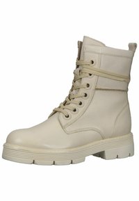 Stivali ankle in pelle beige con punta rotonda, chiusura con lacci frontalmente e pannelli testurizzati, dotati di una suola in gomma spessa e una cintura laterale decorativa.