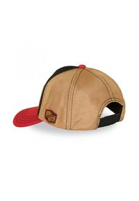 Casquette avec un design en mesh, corps doré, visière avant rouge et accents noirs. Comprend un patch logo Von Dutch sur le côté. Bretelle réglable à l'arrière.
