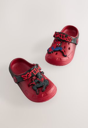 Røde træsko med en sort rem, prydet med hævede Spider-Man og Miles Morales detaljer; lavet af let, tekstureret materiale.