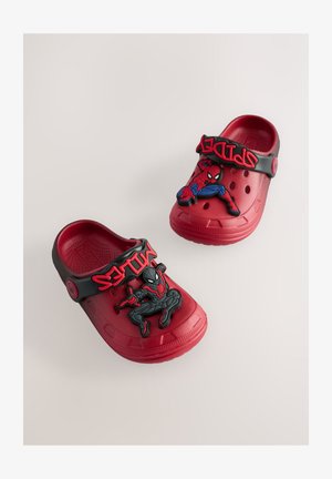 Røde træsko med en sort rem, prydet med hævede Spider-Man og Miles Morales detaljer; lavet af let, tekstureret materiale.