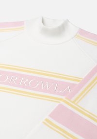 Weißer Rollkragenpullover mit rosa und gelben horizontalen Streifen. Enthält gestickten "BORROWLA"-Text in der Mitte. Weicher Stoff, figurbetontes Design.