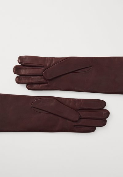 Burgunderfargede lærhansker med en glatt tekstur, som har et tre-delt fingerdesign og avrundede tips. En av hanskene har en dekorativ detalj på toppen.