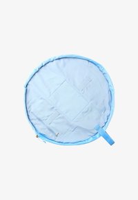 Bolsa de viaje redonda de tela azul claro con un tejido suave, cierre de cremallera y asa en bucle. Presenta un panel cuadrado central y una superficie plana.