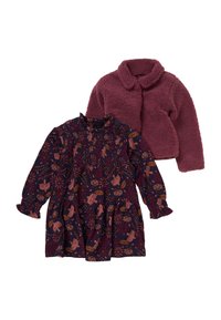 Abito lungo a maniche lunghe con stampa floreale scura e colletto arricciato abbinato a una giacca teddy bordeaux testurizzata con bottoni.