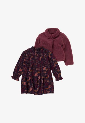 Vestido largo de manga larga con estampado floral oscuro y cuello con volantes, combinado con una chaqueta tipo teddy texturizada color granate con botones.