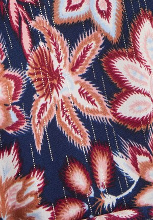 Tessuto blu navy con motivi floreali in accenti di rosa, rosso e oro. Il design include forme di foglie dettagliate e decorazioni testurizzate.