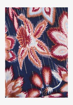 Tessuto blu navy con motivi floreali in accenti di rosa, rosso e oro. Il design include forme di foglie dettagliate e decorazioni testurizzate.