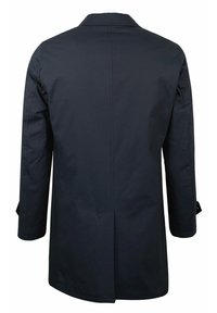 Cappotto impermeabile blu navy, con colletto, maniche lunghe, ventagli posteriori e tasche laterali. Texture liscia con design su misura.