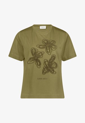 Kortærmet skjorte i olivengrøn med tre broderede abstrakte blomster og små perle detaljer, mærket "Blomsterhave" i bunden.