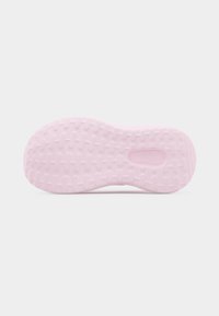 Ροζ ανοιχτό, υφασμένο λαστιχένιο πέλμα αθλητικού παπουτσιού με κυματιστό μοτίβο και μικρό ανάγλυφο λογότυπο κοντά στην περιοχή της καμάρας.