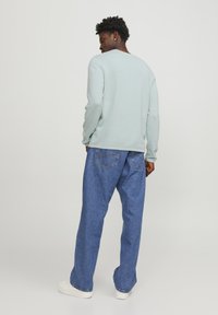 Jack & Jones JJELEO CREW NECK - Džemperis - soothing sea