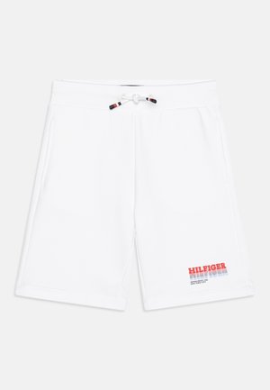Hvide knælange shorts med sidelommer og snor i taljen med røde, sorte og hvide accenter og "Hilfiger" logo tekst.