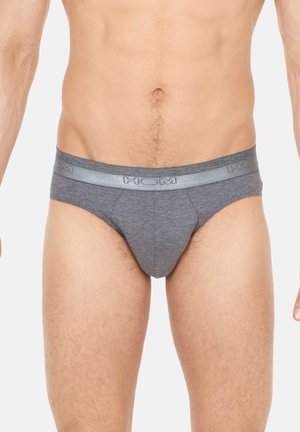 Graue Baumwollunterhose mit einem gefütterten Gummibund, auf dem der Markenname "HOM" in fetten Buchstaben steht. Der Stoff wirkt glatt und eng anliegend.