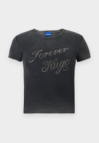 Zwarte T-shirt met korte mouwen van een geribbelde stof en een ronde hals, voorzien van zilver metallic "Forever Hugo" tekst in cursieve stijl.