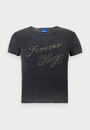 Crna majica kratkih rukava s rebrastom teksturom i okruglim izrezom, s metalnim srebrnim natpisom "Forever Hugo" u kurzivnom stilu.