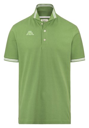Grøn polo skjorte med knapkrave, der har hvide og grønne stribede detaljer. Kappa-logo broderet på venstre side.