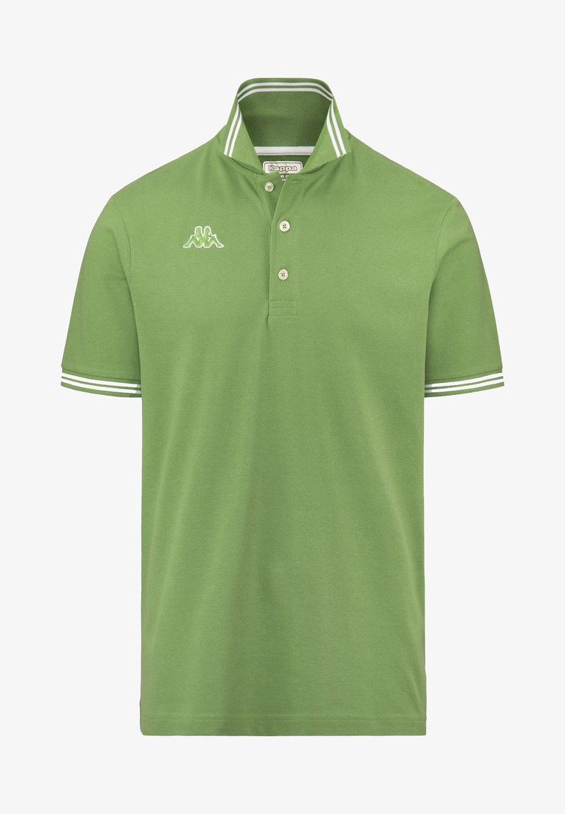 Polo vert avec un col boutonné, présentant des détails rayés blancs et verts. Logo Kappa brodé sur le côté gauche.