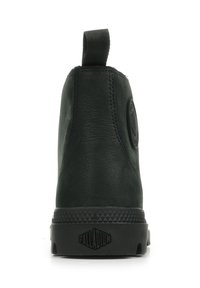 Stivale alla caviglia in pelle nera con texture liscia, linguetta sul retro e suola in gomma con bordo testurizzato e logo.
