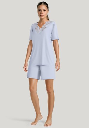 Pigiama azzurro chiaro con maglietta a maniche corte e scollatura in pizzo, abbinato a pantaloni corti coordinati. Tessuto morbido con una vestibilità rilassata.