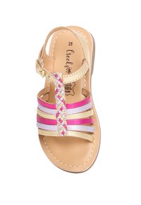 Sandal in pelle marrone con cinturini multicolori in rosa, lavanda e oro, con design intrecciato e chiusura con fibbia.