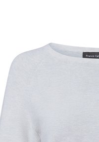 Lichtgrijze trui met een ronde hals, geribbelde textuur en raglanmouwen. Label zichtbaar aan de binnenkant met de merknaam.