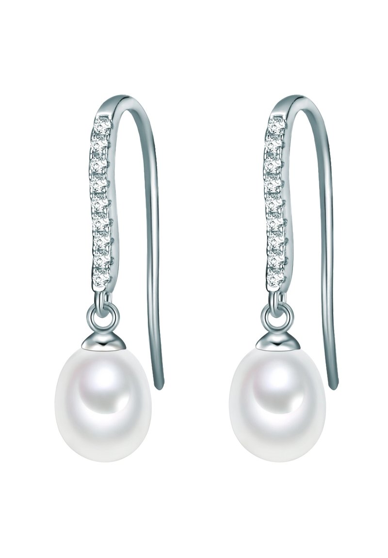 Pendientes de plata con ganchos alargados, decorados con acentos brillantes y terminados con gotas de perlas blancas redondas y lustrosas.